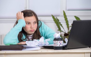 sıkılmış bir genç kız ödevini yapıyor