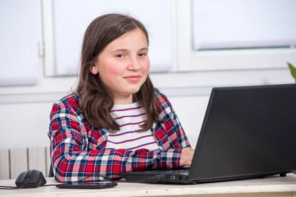 Молодая Девушка Подросток Делает Домашнюю Работу Ноутбуком — стоковое фото