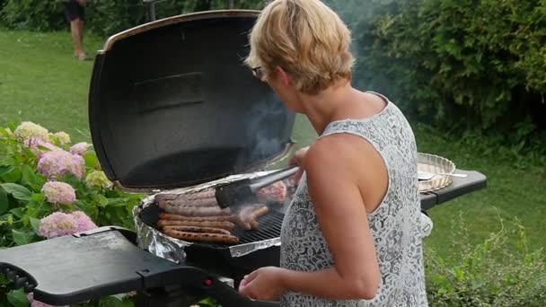 Kvinna Kockar Köttet Grillen — Stockvideo