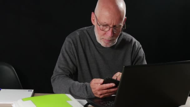 Senior Uomo Affari Utilizzando Telefono — Video Stock