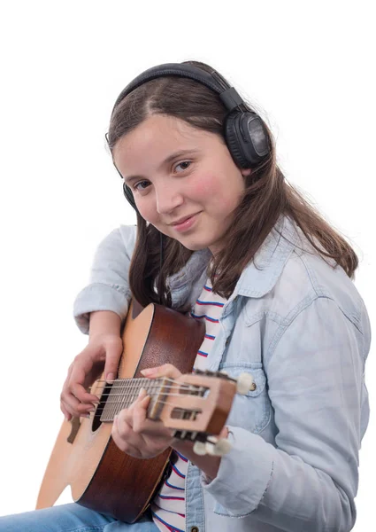 Hymyilevä Teini Kuulokkeilla Kitaran Soittaminen Valkoisella Taustalla — kuvapankkivalokuva
