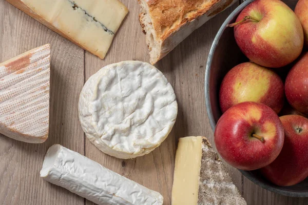 Een Kaas Normandie Camembert Met Appeltjes — Stockfoto