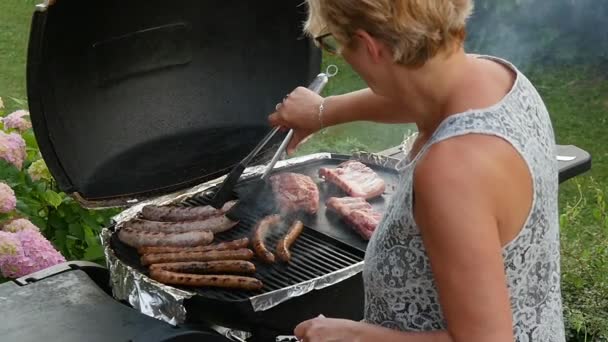 女人在烧烤时煮肉 — 图库视频影像