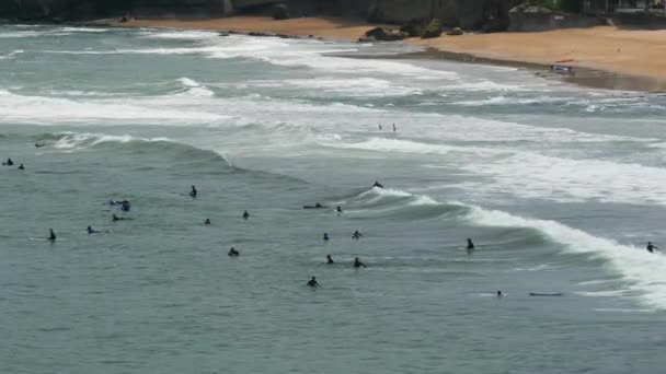Surfers Στα Κύματα Της Παραλίας Μπιαρίτζ Γαλλία — Αρχείο Βίντεο