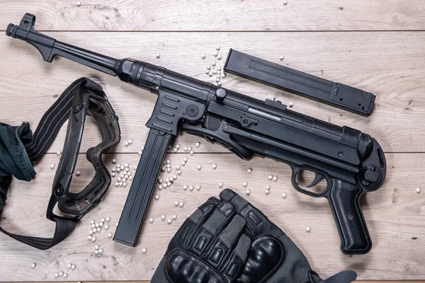 Pistola Airsoft Con Gafas Protectoras Muchas Balas —  Fotos de Stock