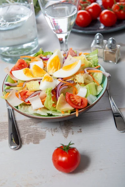 Ένα Πιάτο Σαλάτα Λαχανικών Αυγά Και Ντομάτες — Φωτογραφία Αρχείου