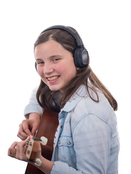 Sonriente Adolescente Chica Jugando Guitarra Acústica Sobre Fondo Blanco — Foto de Stock