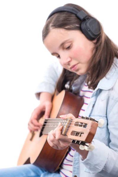 Sonriente Adolescente Chica Jugando Guitarra Acústica Sobre Fondo Blanco —  Fotos de Stock