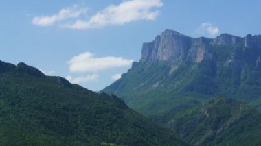 dağ manzarası ile Saillans köyü Drome, Fransa