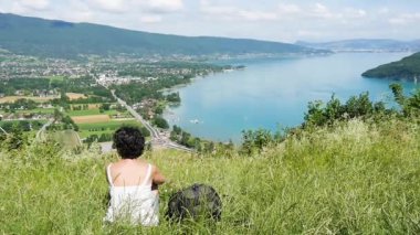 Uzun yürüyüşe çıkan kimse izlerken Annecy gölde Fransız Alps