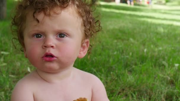 Μωρό Τρώει Μια Τούρτα Εξωτερικούς Χώρους — Αρχείο Βίντεο