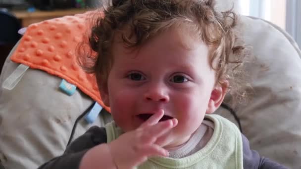 Mãe Dando Comida Para Bebê Com Uma Colher — Vídeo de Stock