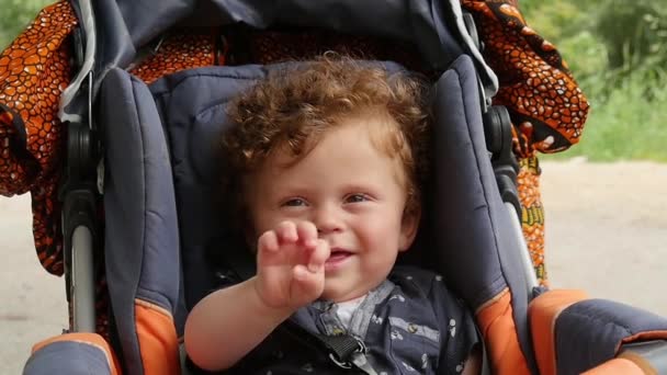 Bébé Avec Les Cheveux Bouclés Assis Dans Poussette Ralenti — Video