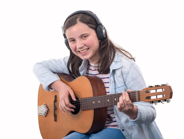 Sonriente Adolescente Chica Jugando Guitarra Acústica Sobre Fondo Blanco —  Fotos de Stock