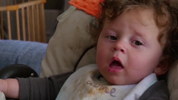 Mamá Dando Comida Bebé Con Una Cuchara — Vídeo de stock
