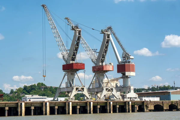 Tres Muelle Grúa Río Garona Ciudad Burdeos —  Fotos de Stock