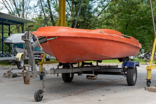 Een Oranje Kleur Motorboten Aanhangwagen Parkeergarage — Stockfoto
