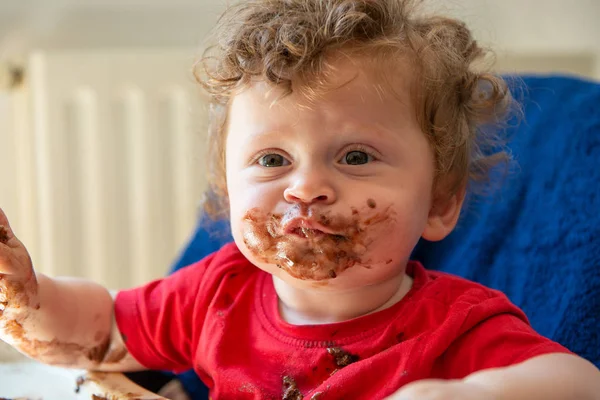 Bébé Mange Gâteau Chocolat — Photo