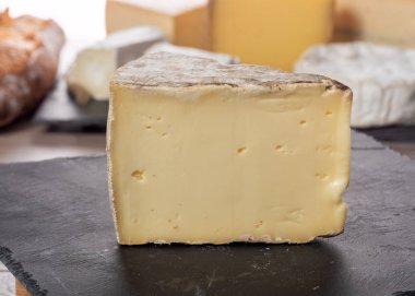 bir parça kayrak bir plaka üzerinde Fransız peynir