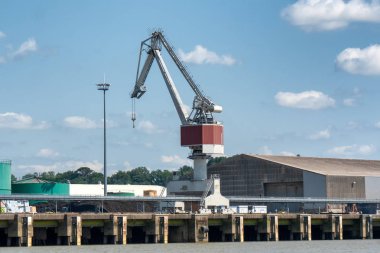 Bordeaux şehrinde Garonne Nehri üzerinde bir vinç rıhtım
