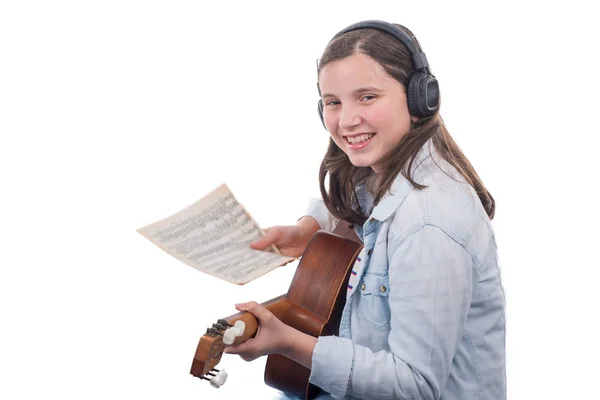 Niña Aprendiendo Tocar Guitarra Aislada Sobre Fondo Blanco —  Fotos de Stock