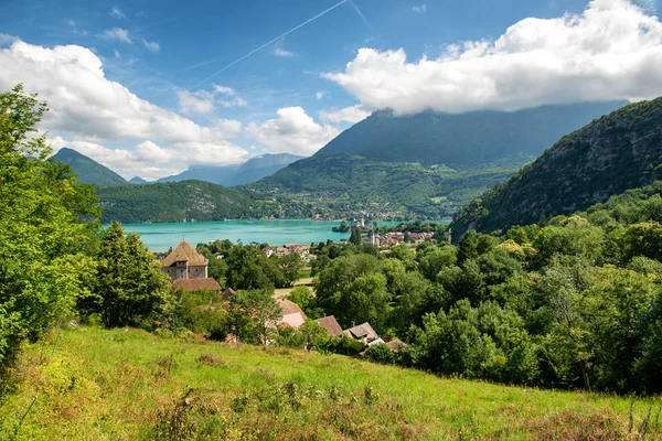 Een Uitzicht Het Meer Van Annecy Franse Alpen Met Duingt — Stockfoto