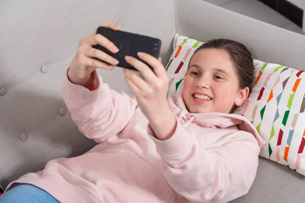 Giovane Giovanissima Ragazza Making Selfie — Foto Stock