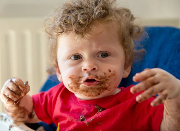 Bébé Mange Gâteau Chocolat — Photo
