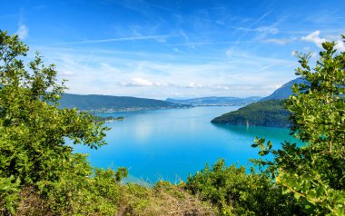Fransız Alplerinde Annecy Gölü manzarası
