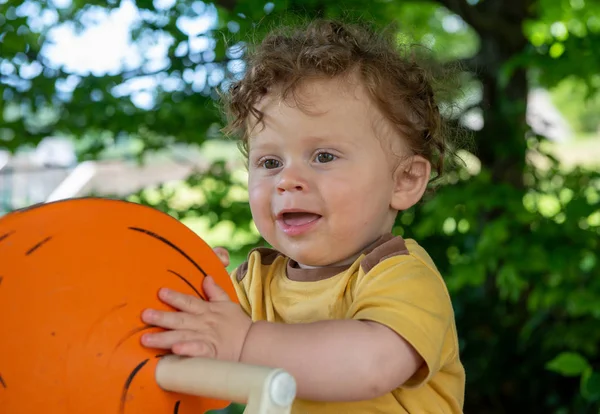 Porträt Eines Kleinen Jungen Der Draußen Spielt — Stockfoto