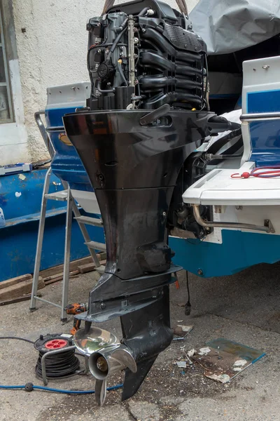 bir motorlu tekne motoru tamiri