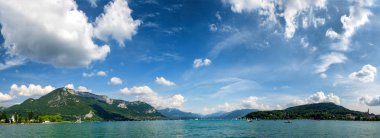 Fransız Alplerinde Annecy Gölü manzarası