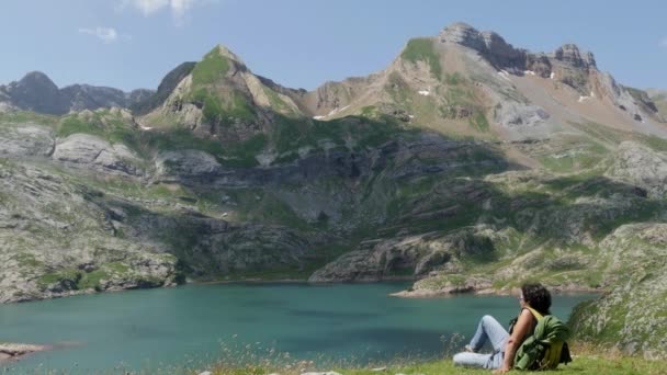 Woman Hiker Looking Lake Estaens Pyrenees Mountains — Stock Video