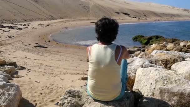 Frau Blickt Auf Das Meer Der Nähe Der Düne Pilat — Stockvideo