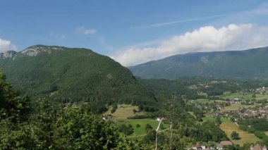 Lake Annecy için yapılan Fransız Alpleri Panoraması