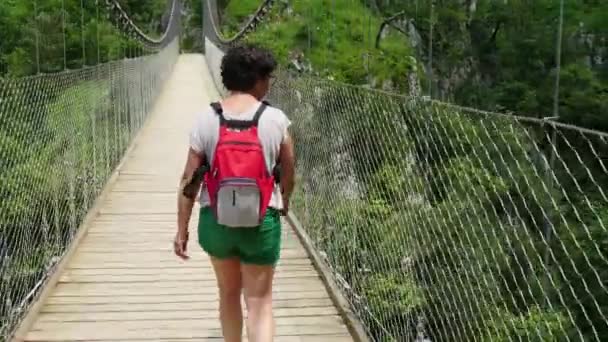 Wanita Pendaki Berjalan Jembatan Gantung Holtzarte Pyrenees — Stok Video