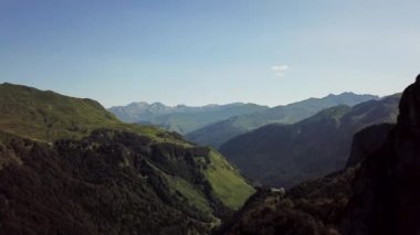 Pirene Dağları mavi gökyüzü ile görünümünü