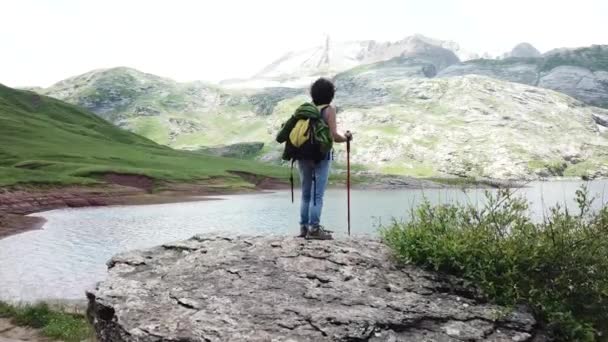 Utsikt Över Sjön Estaens Pyrenéerna — Stockvideo