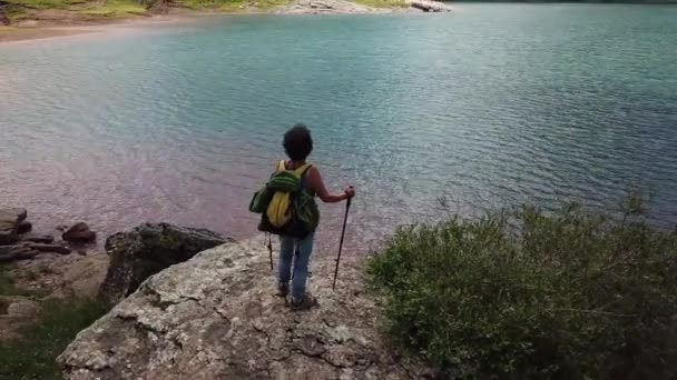 Mulher Caminhante Olhando Para Lake Estaens Nas Montanhas Dos Pirinéus — Vídeo de Stock