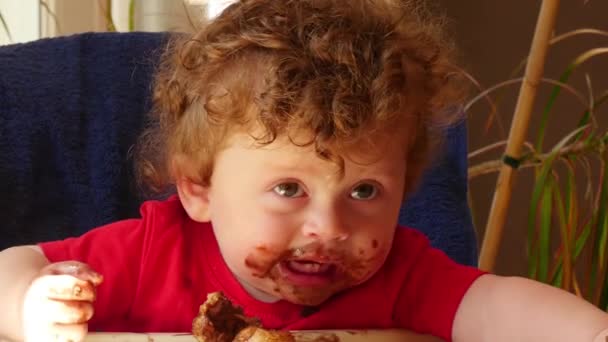 Bebê Feliz Está Comendo Bolo Chocolate — Vídeo de Stock