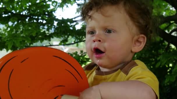 Dışında Oynarken Küçük Bir Çocuk Portresi — Stok video