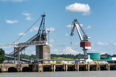 Bordeaux şehrinde Garonne Nehri üzerinde iki vinçler dock