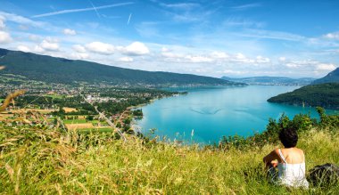 Fransa'da Annecy gölde arayan bir kadın