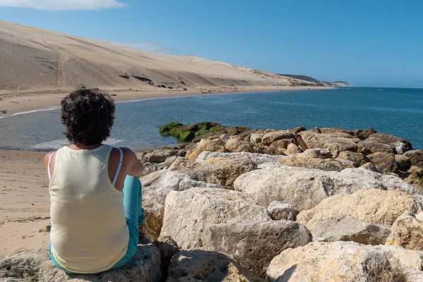 Una Mujer Mirando Océano Cerca Duna Del Pilat —  Fotos de Stock