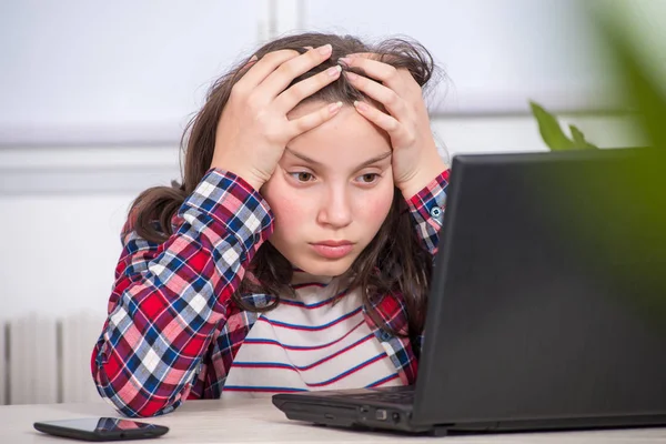 Een Verveelde Tiener Meisje Doet Haar Huiswerk Met Laptop — Stockfoto