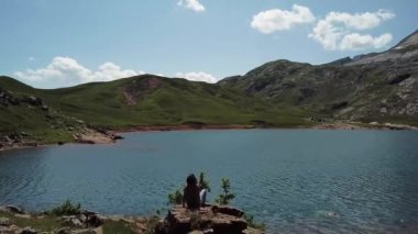 Lake Estaens Pyrenees dağlarda bakarak kadın uzun yürüyüşe çıkan kimse