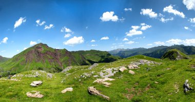 Pirene Dağları mavi gökyüzü ile bir görünüm