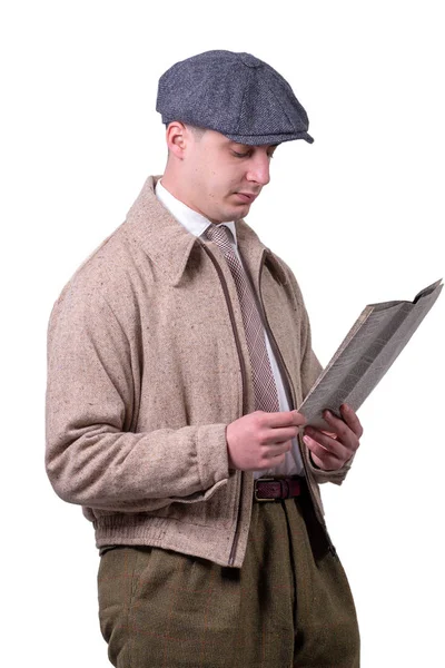 Junger Mann Vintage Kleidung Mit Hut Zeitung Lesen Stil 1940 — Stockfoto
