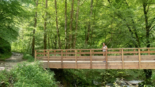 Женщина Туристка Идущая Деревянному Мосту — стоковое фото