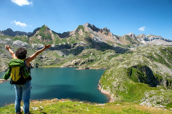 Kvinnlig Vandrare Tittar Sjön Estaens Pyrenéerna — Stockfoto